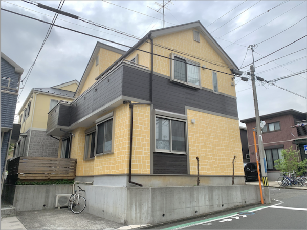 イエローとホワイトのWトーン外壁