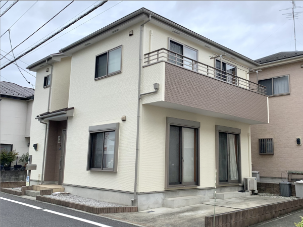 上品なクリームカラーとバルコニーがアクセントの塗装