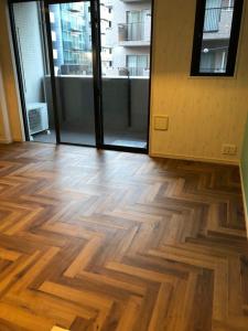 鮮やかな色のクロスを一面に張り空間のアクセントに