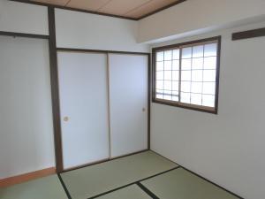 木部はオイルステインで塗装し畳や襖もすべて張り替えました