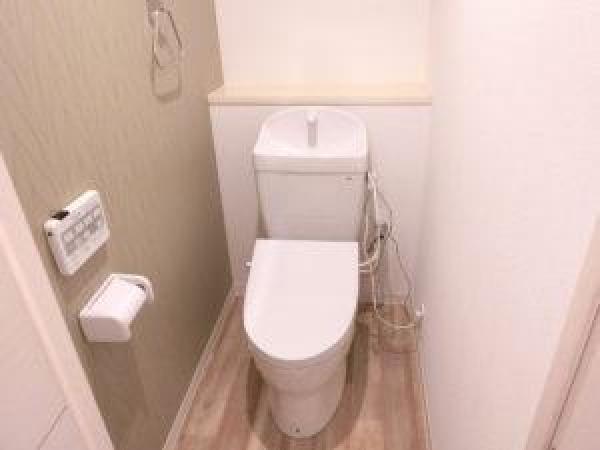 アクセントクロスでお洒落なトイレ空間に