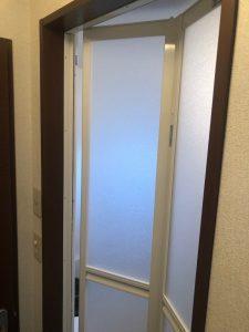 浴室のドアパネルを交換し、ゆったり安心してお風呂に入れます！