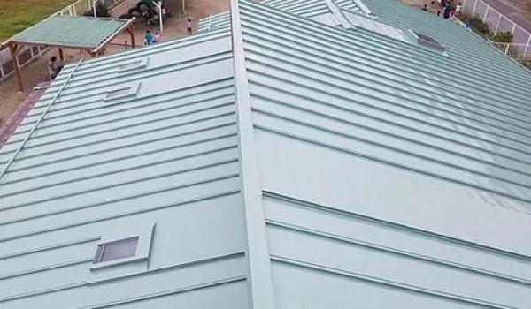 雨漏りも止まり、綺麗な状態の屋根に