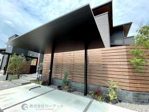 スタイリッシュなカーポートSC　木目調フェンス+植栽でオシャレに目隠し