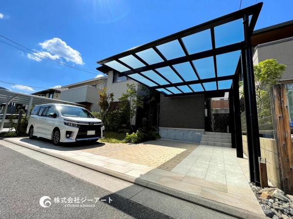 アプローチ屋根・サイクルポート兼カーポートとロックガーデン