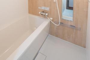 明るく温もりのあるシンプルな浴室