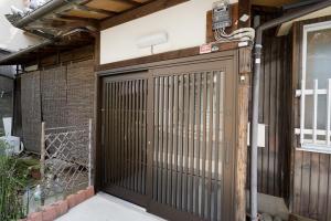 玄関の引き戸ドアを防犯性も高いドアに交換しました