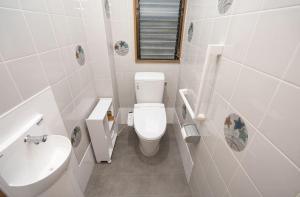 和式から洋式トイレへ。キャビネット付きの手洗い器も設置しました！