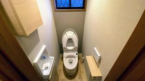 狭いスペースを活かし現代的なトイレ空間になりました！！