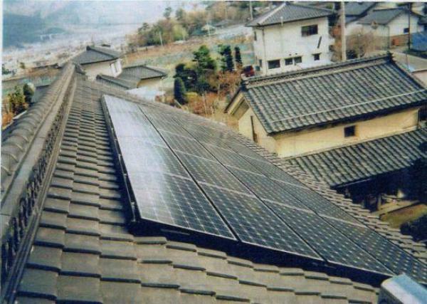 Panasonic製の太陽光発電システムを屋根に設置しました！