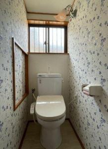 上品な花柄のクロスに貼り替え。気分の上がるトイレ空間へ。