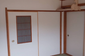 クロスの貼替と照明を交換したことで雰囲気が大きく変わりました