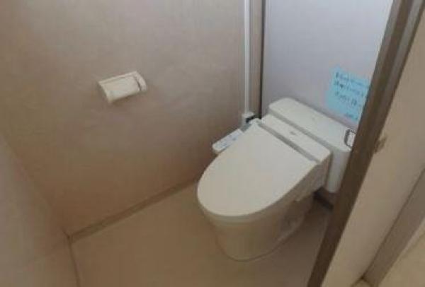 中学校のトイレを和式から衛生的な洋式トイレへ変更