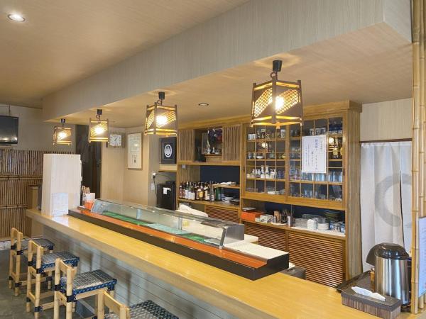 壁紙の貼り替えでお店の雰囲気がガラリと変わりました！