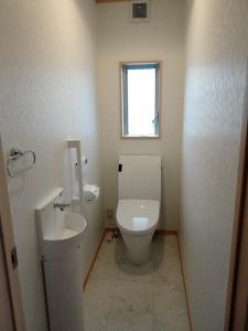広々、清潔感のあるトイレ空間