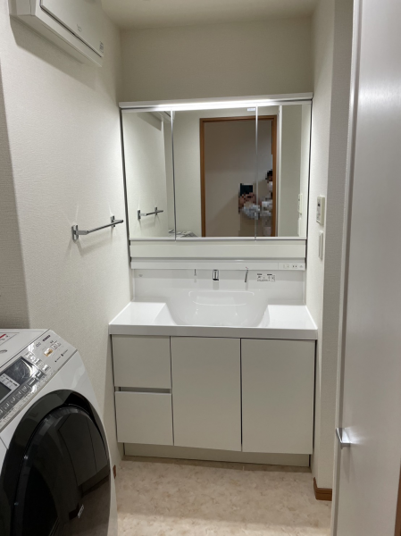 新品の背面収納の三面鏡洗面台への交換が完了しました