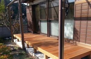 耐震性も高めながら空間をうまく利用。自然素材をふんだんに使用した温かみのある住まいに。