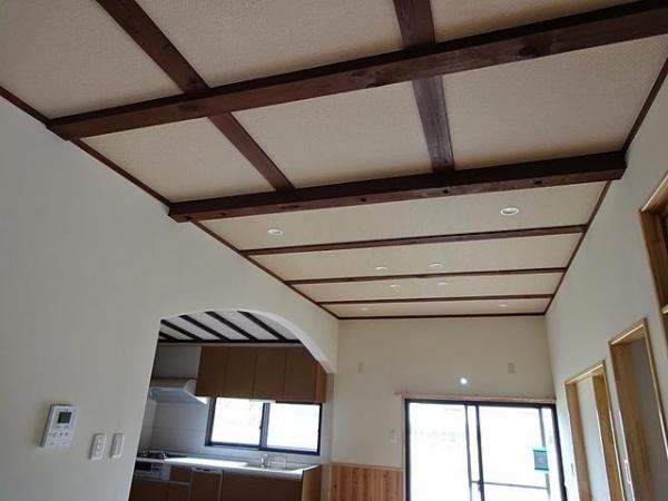 耐震性も高めながら空間をうまく利用。自然素材をふんだんに使用した温かみのある住まいに。