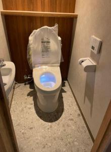 店舗のトイレと手洗い器を設置しました！