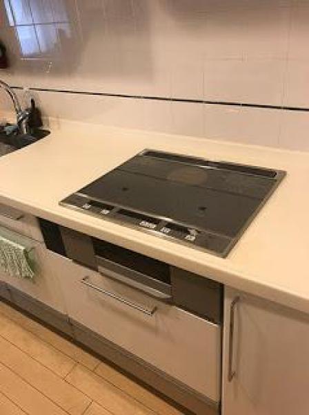 長年使用したIHを交換。天板の色も変わりキッチンが明るく。