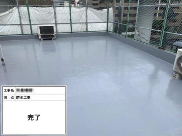 ウレタン塗装で防水層をつくり、トップコートで防水層を守ります