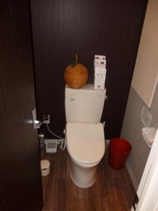 雰囲気をガラリと変えてシックで落ち着きのあるトイレ内装