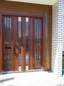 外壁ともマッチして統一感のある素敵な玄関に変わりました