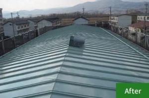 トタン屋根を塗り替え。グリーンの明るい屋根へ！