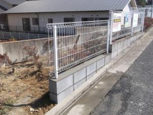 一部破損していたブロック塀が安全で綺麗な状態に