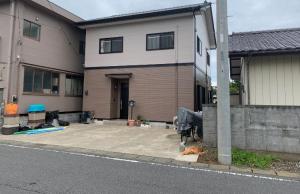 落ち着きのあるツートンカラーの外観