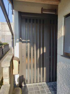 すっきりとしながらも高級感のある玄関ドアに