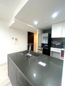 台所間仕切り撤去で広々調理スペース！