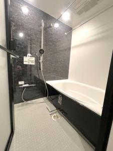 モノトーンで統一感のある新しい浴室