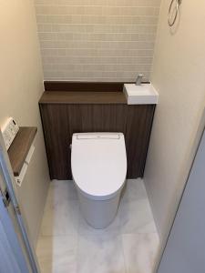 隅付きタンク式便器を収納付きトイレに交換しました