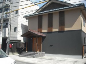 外壁を大幅に刷新して、和風の家から和モダンの家に生まれ変わりました。