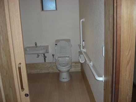 お年寄りの方でも安心して使えるトイレになりました。
