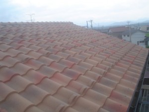 南欧風をイメージさせる陶器瓦に葺き替え、明るく暖かな印象の屋根に