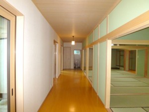明るく広々、開放的な廊下に仕上がりました