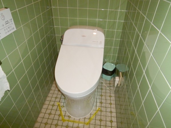 節水型で手入れもしやすいトイレに交換しました