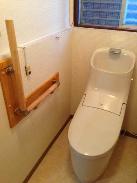 トイレ内の移動や立ち座りが楽になるＬ型の手摺りも設置/トイレリフォーム
