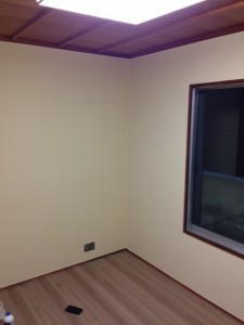 古い和室に塗り壁しました。