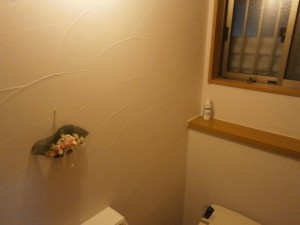 黄ばんだクロスの上から天然素材の塗り壁しました。
