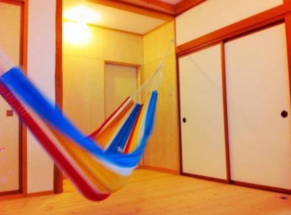 和室を無垢フローリングに変更。ハンモックも吊るせる遊び心ある部屋に。