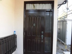 焦げ茶に塗り替え、引き締まった家の顔に仕上がりました。