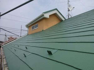細かい部分も丁寧に、耐候性抜群の塗料で強い屋根に仕上がりました。