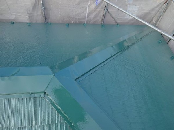 グリーンの元気でツヤのある屋根に変わりました。