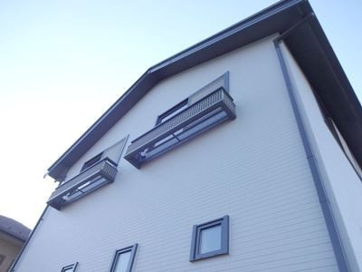 既存の外壁の雰囲気を壊さず、塗り替えができました。また凍害による補修も行いました