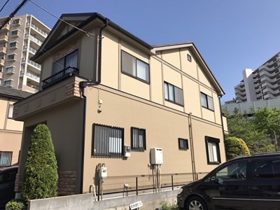 上品で落ち着きのあるツートンカラーの外壁へ