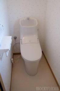 便器交換、クロスや床も張り替え内装を一新。清潔感あふれるトイレルームに