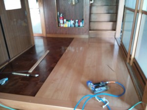 床張り工事です。古い床の上に新しい床材を張っている作業です。